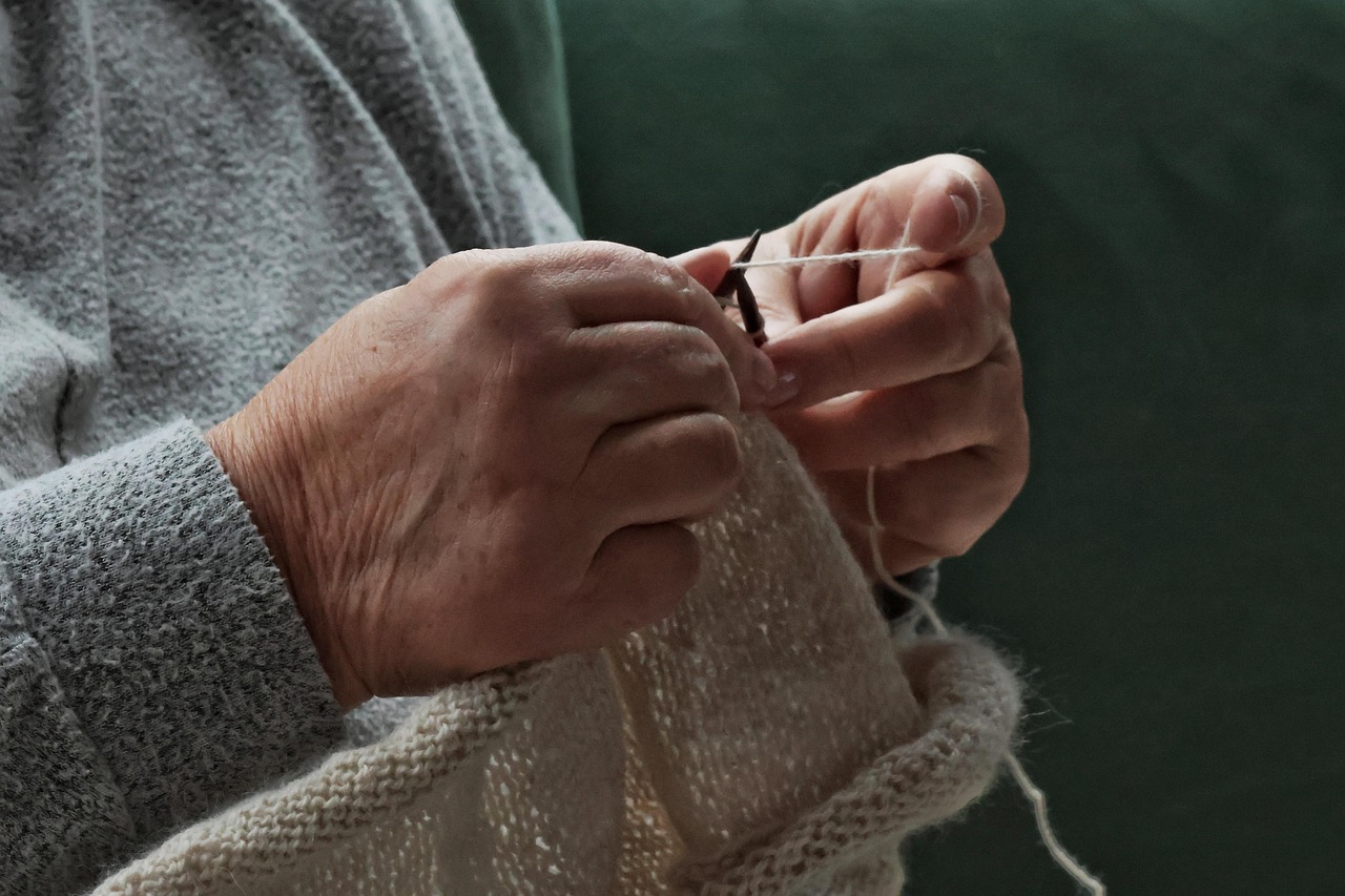 service-02 knit, hobby, leisure time, woman, wool, knitting needles, fashion, lifestyle, handwork
